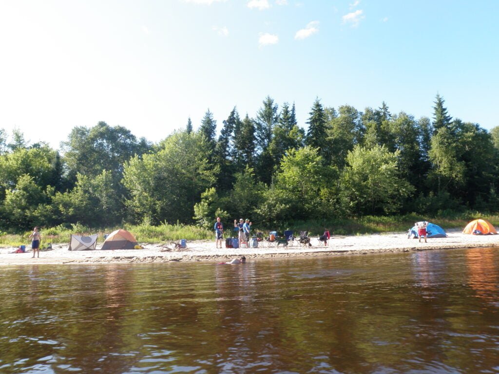 Campsite on beach next to Noire River