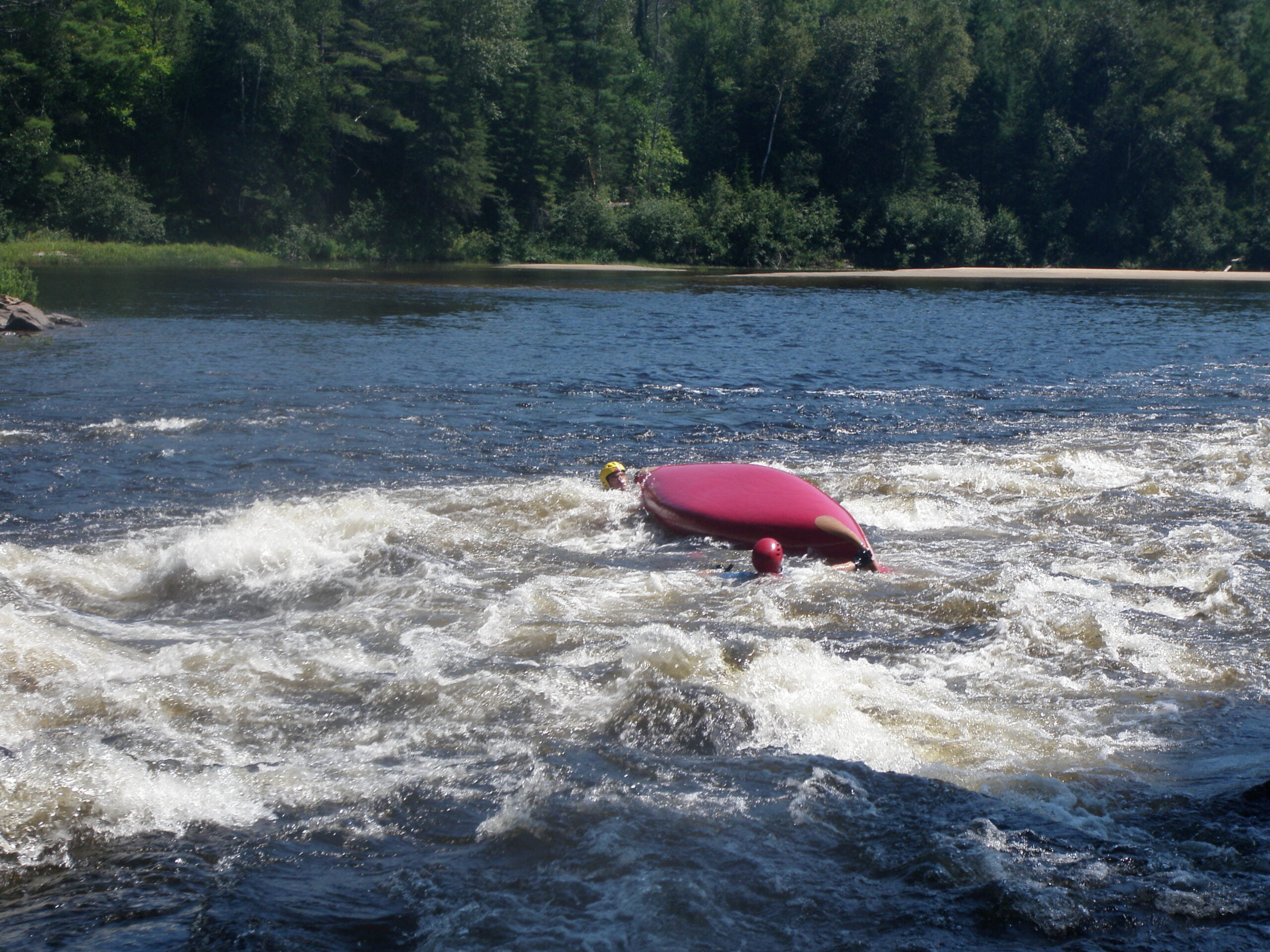 Canoe capsized with 2 occupants after 50-50 rapid on Noire river